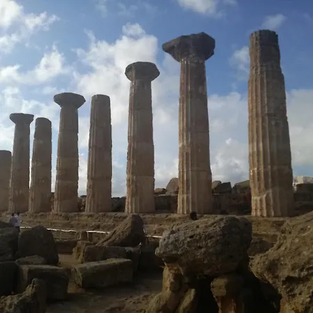 Locazione Turistica Domus Re Bed and Breakfast Αγκριτζέντο