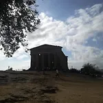 Alojamento de Acomodação e Pequeno-almoço Locazione Turistica Domus Re